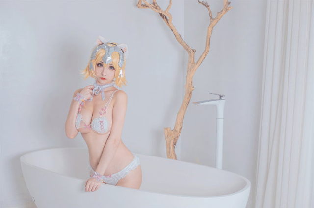rioko凉凉子cosplay性感的贞德，展现完美身材与迷人气质插图2