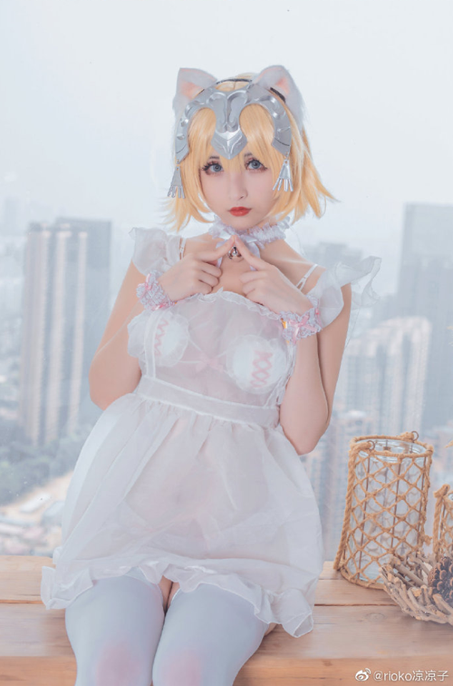rioko凉凉子cosplay性感的贞德，展现完美身材与迷人气质插图4