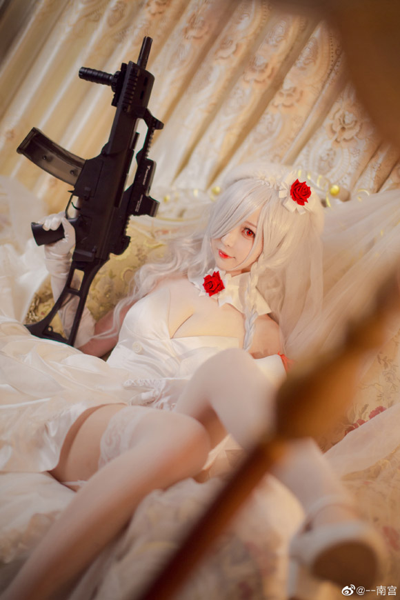 coser南宫完美还原“迈出步伐的你”G36C的美丽礼服装扮插图5