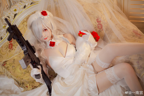 coser南宫完美还原“迈出步伐的你”G36C的美丽礼服装扮插图2