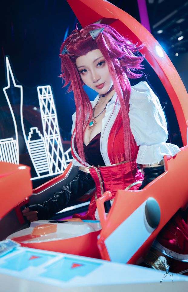 如月灰cos《游戏王5D’s》十六夜秋，酷炫再现角色魅力(如月是哪个动漫人物)插图1