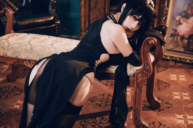 如月灰cos《碧蓝航线》镇海，以性感绽放“奇响华殿”之美(如月灰多少钱)插图1