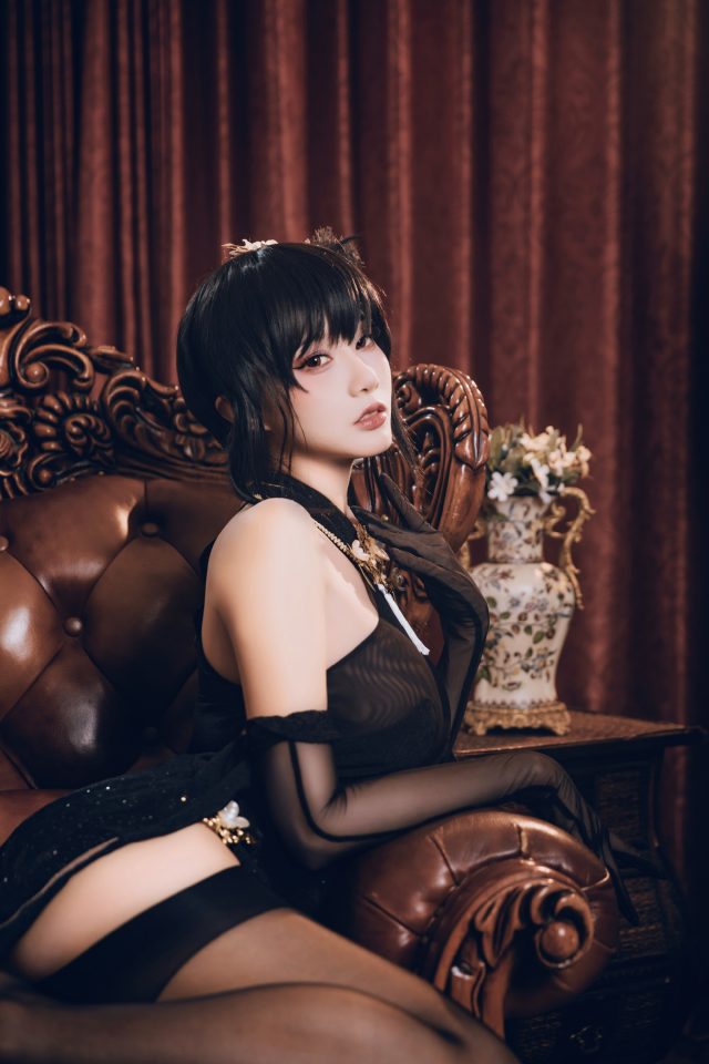 如月灰cos《碧蓝航线》镇海，以性感绽放“奇响华殿”之美(如月灰多少钱)插图5