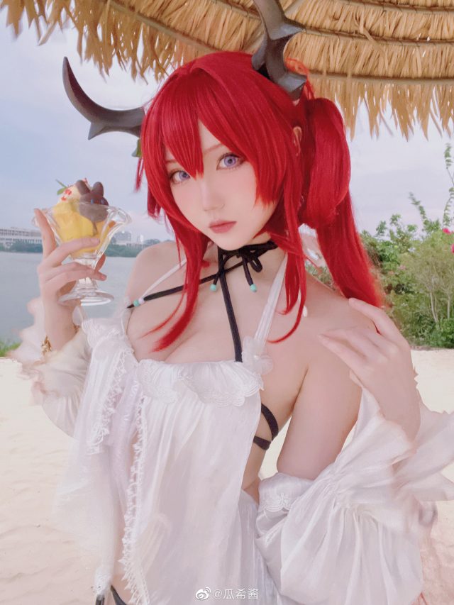 瓜希酱cos《明日方舟》史尔特尔，绽放“缤纷奇境”的魅力插图4