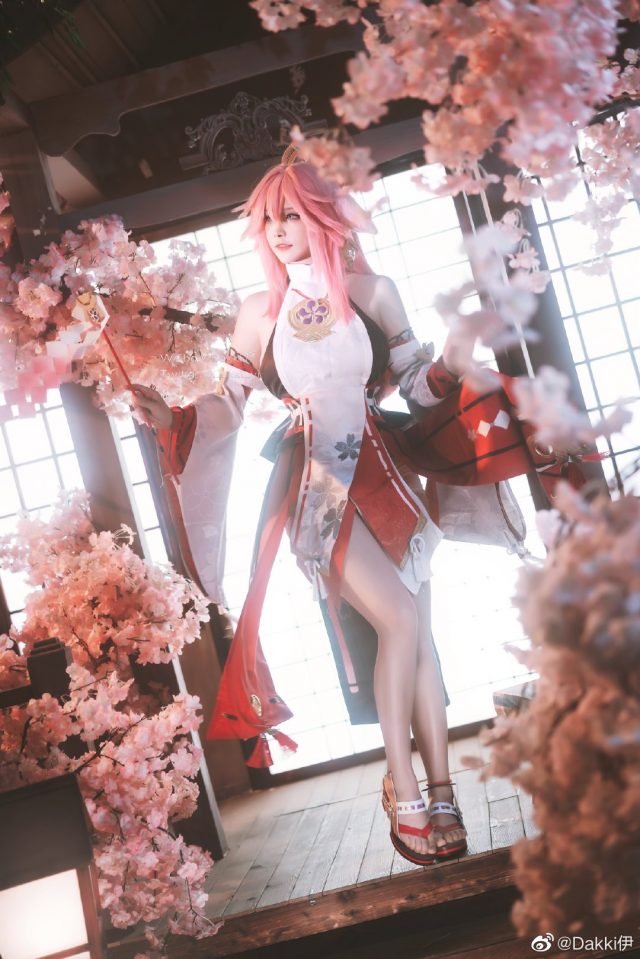 Dakki伊cos《原神》八重神子，震撼再现神秘宫司的魅力插图3
