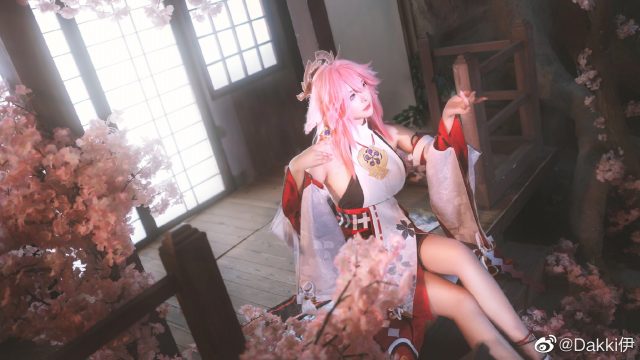 Dakki伊cos《原神》八重神子，震撼再现神秘宫司的魅力插图1