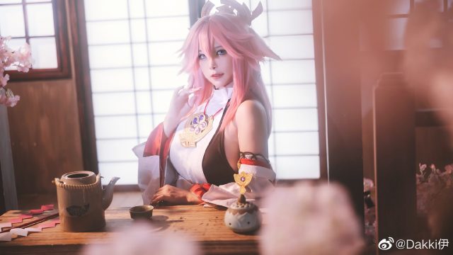 Dakki伊cos《原神》八重神子，震撼再现神秘宫司的魅力插图2