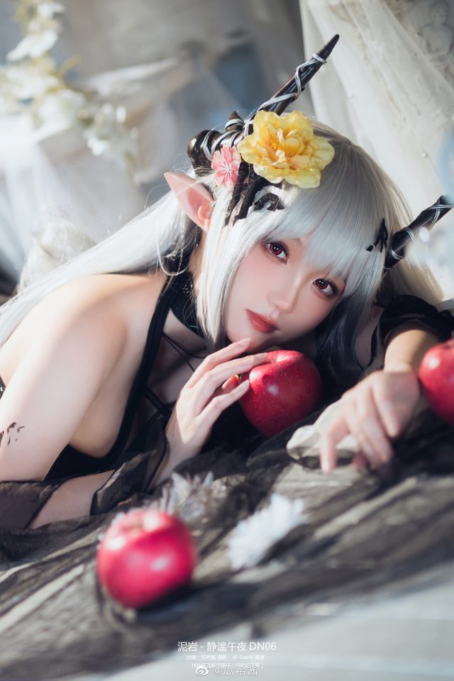 瓜希酱cos《明日方舟》 泥岩，魅力四溢的“静谧午夜DN 06”插图5