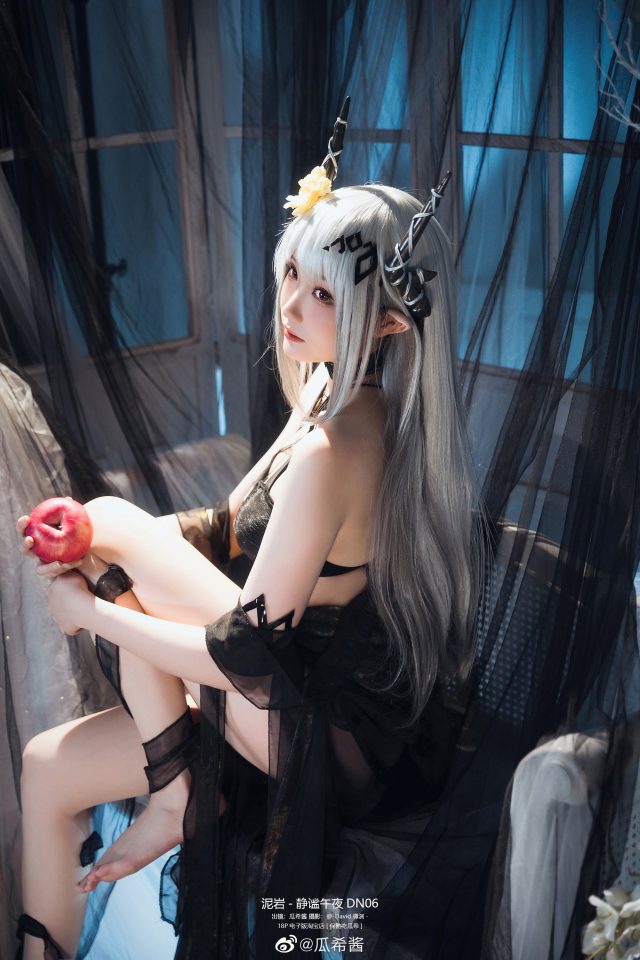 瓜希酱cos《明日方舟》 泥岩，魅力四溢的“静谧午夜DN 06”插图2