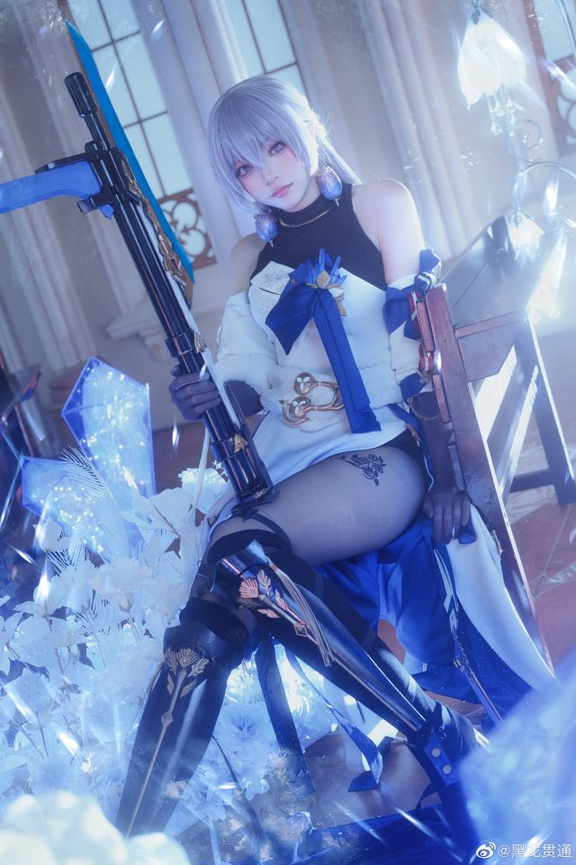 [崩坏：星穹铁道]黑龙贯通cos布洛妮娅，展现银鬃铁卫统领的魅力插图3