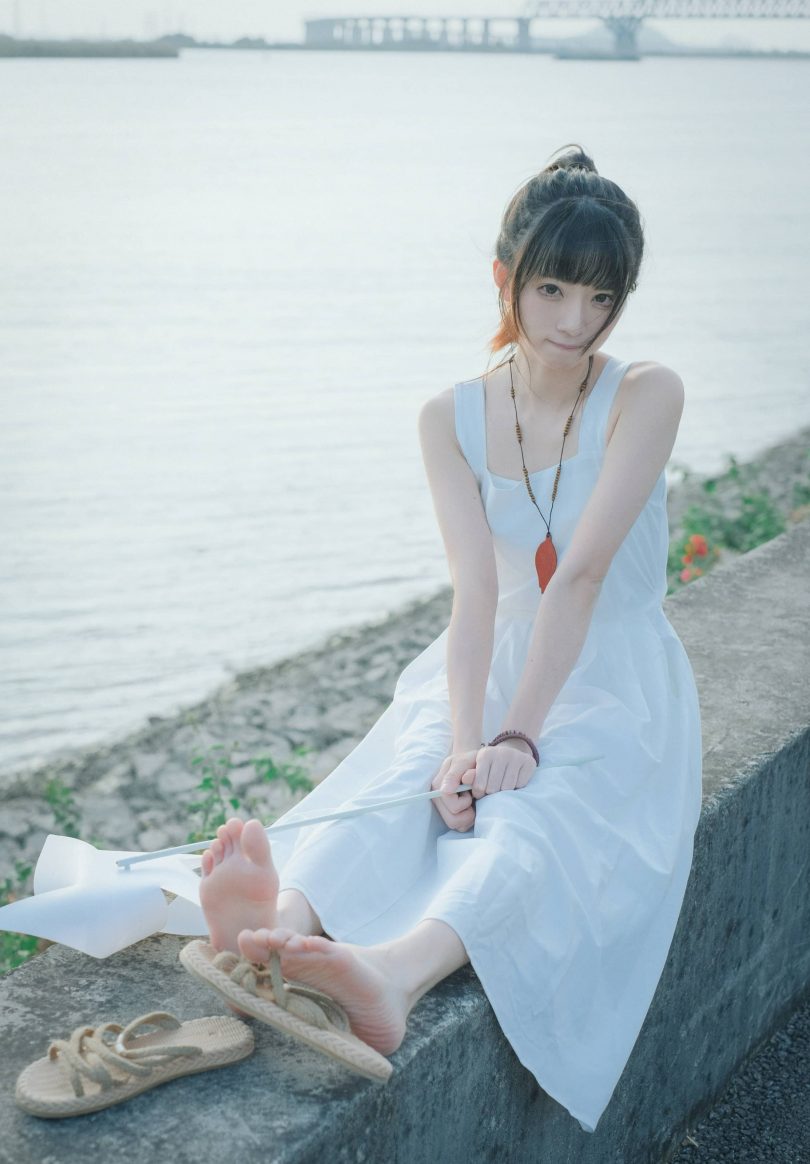 Kitaro_绮太郎cos纯洁少女 | Kitaro绮太郎_少女感·白色长裙cos作品 [17P-54MB]