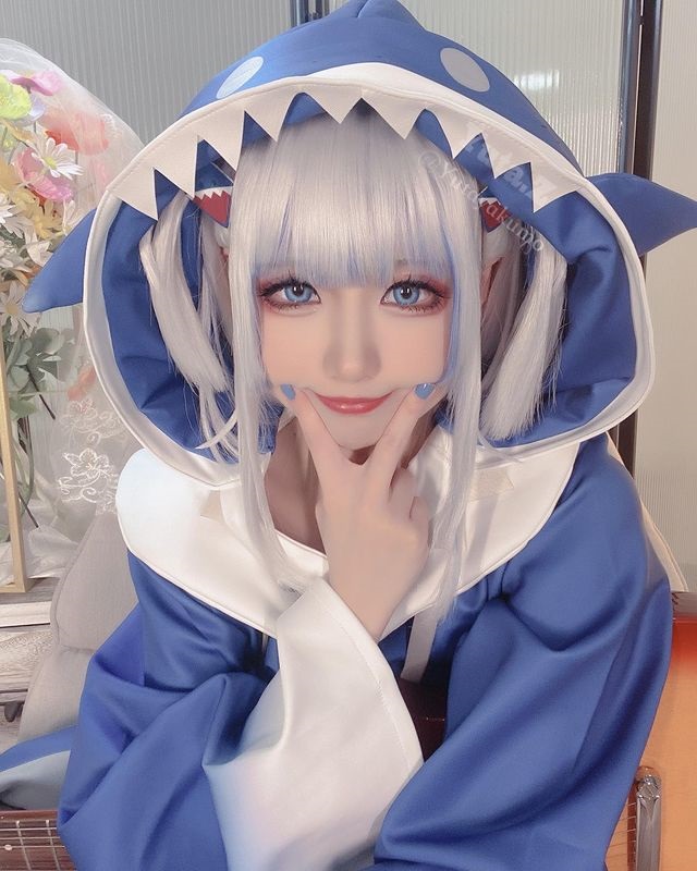 coser Yuta.Z通过两个古拉的cosplay版本，展现鲨鱼少女的迷人魅力插图1