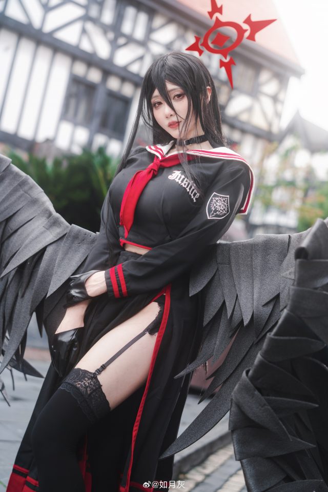 如月灰cos《蔚蓝档案》 羽川莲见，性感裙摆舞动古典街角插图5