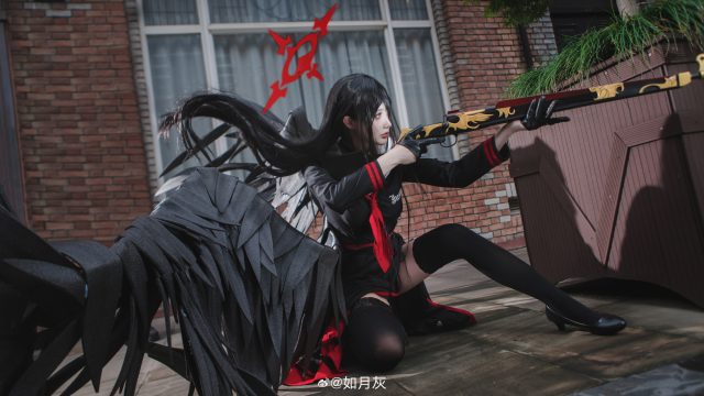 如月灰cos《蔚蓝档案》 羽川莲见，性感裙摆舞动古典街角插图