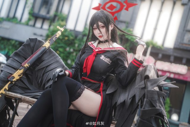 如月灰cos《蔚蓝档案》 羽川莲见，性感裙摆舞动古典街角插图3