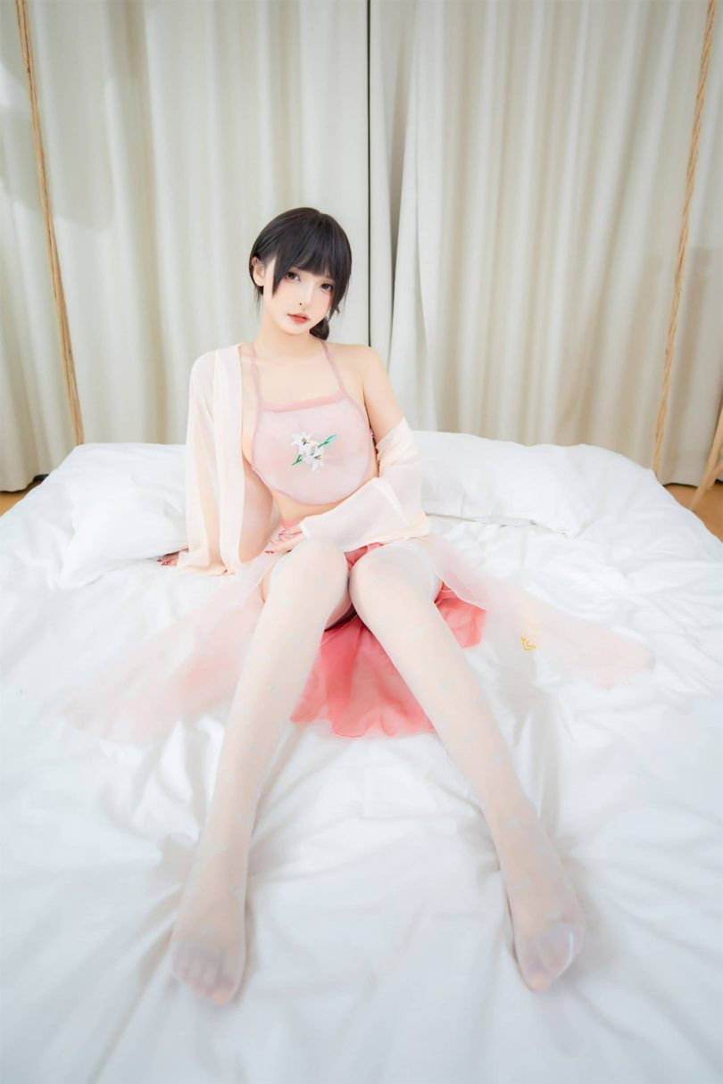 神楽坂真冬_小桥流水cos | 神楽坂真冬_小桥流水·粉透肚兜cos作品 [75P2V-200MB]