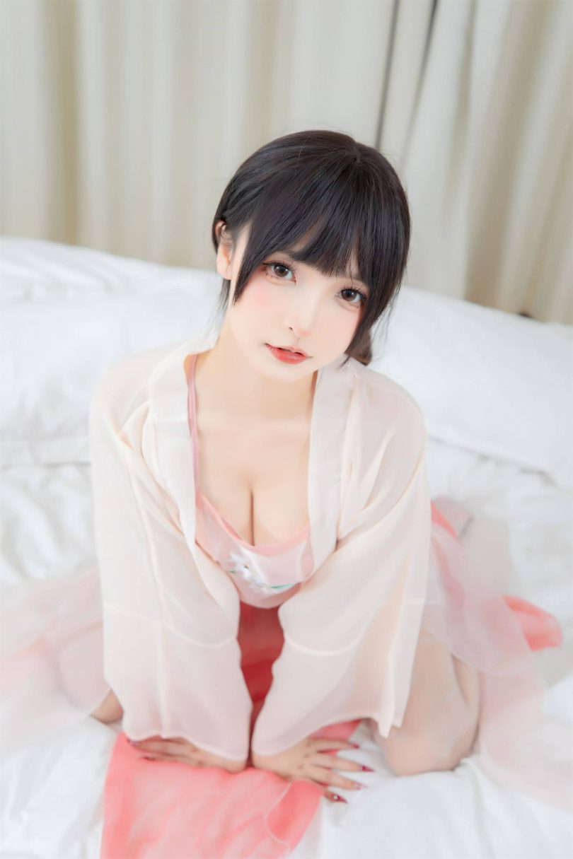 神楽坂真冬_小桥流水cos | 神楽坂真冬_小桥流水·粉透肚兜cos作品 [75P2V-200MB]