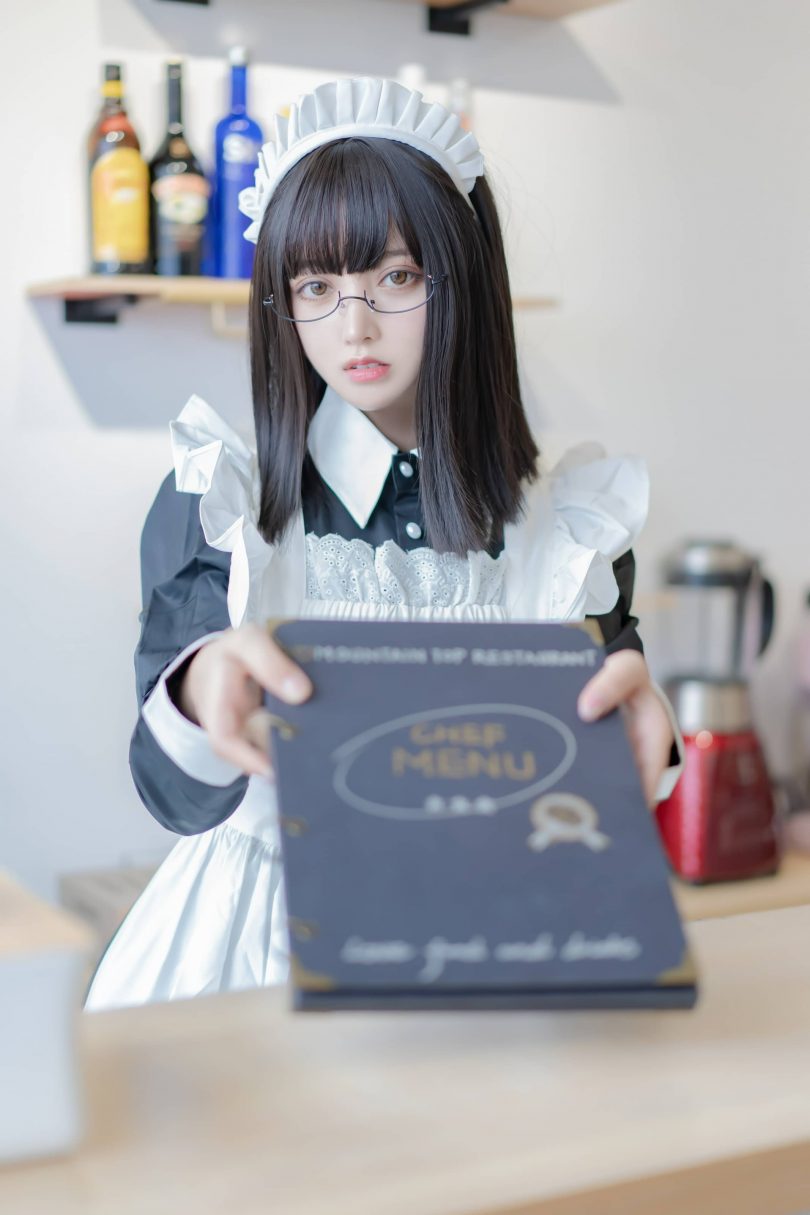 过期米线线喵cos女仆长 | 过期米线线喵_女仆长·白色丝袜cos作品  [28P-75MB](过期米线线喵叫什么名字啊)插图