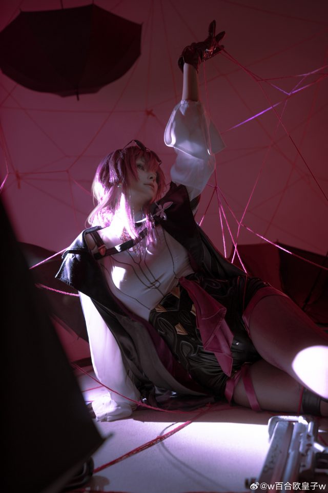 [崩坏：星穹铁道]w百合欧皇子w cos卡芙卡，绝美“卡妈”绽放性感魅力(崩坏星穹铁道花火)插图4
