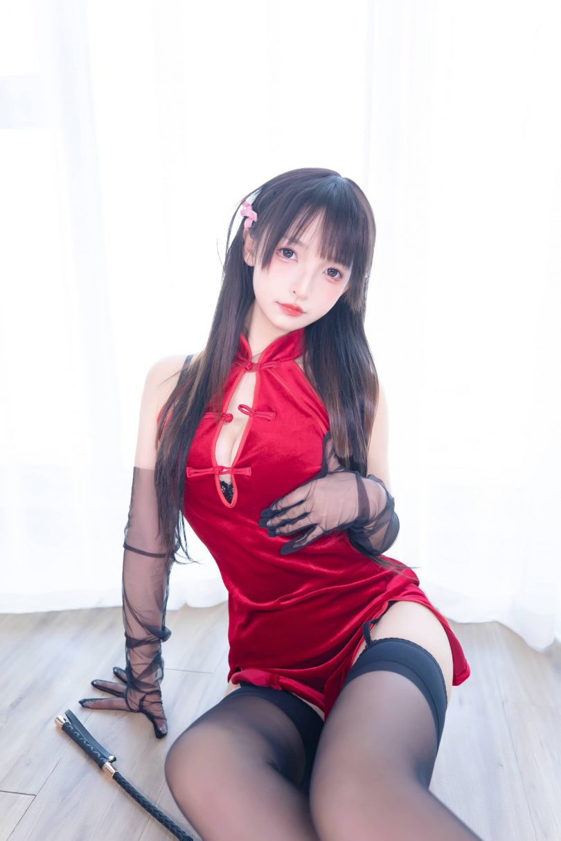 神楽坂真冬cos_甜蜜皮鞭 | 神楽坂真冬_甜蜜皮鞭·红色旗袍cos [75P-173MB]插图