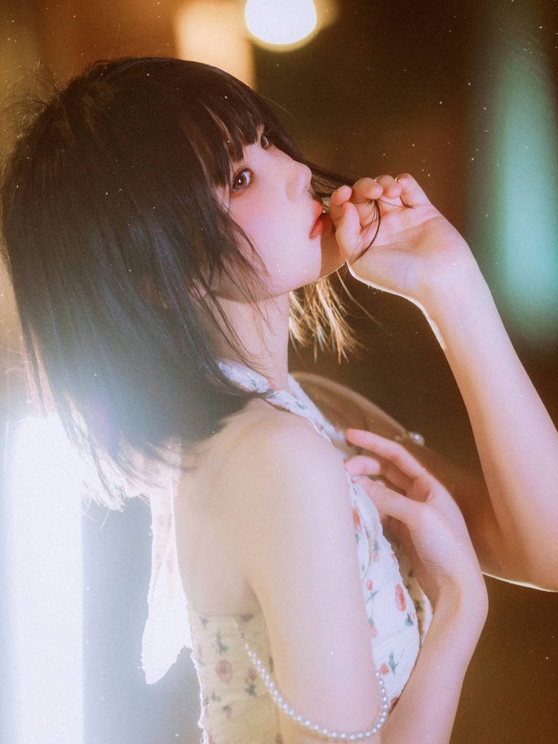 桜桃喵cos_晚风 | 桜桃喵_晚风·露背碎花裙cos作品 [14P-231MB]