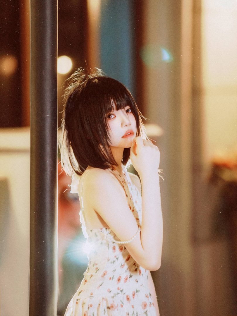桜桃喵cos_晚风 | 桜桃喵_晚风·露背碎花裙cos作品 [14P-231MB]
