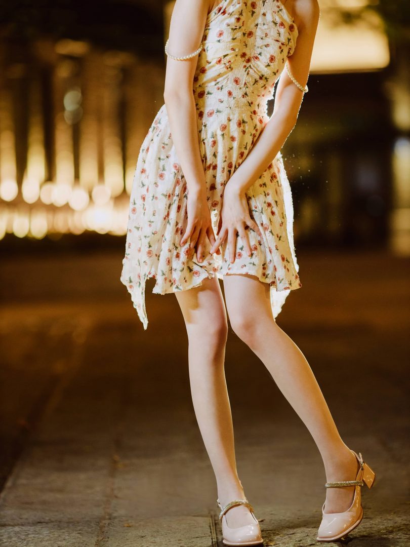 桜桃喵cos_晚风 | 桜桃喵_晚风·露背碎花裙cos作品 [14P-231MB]