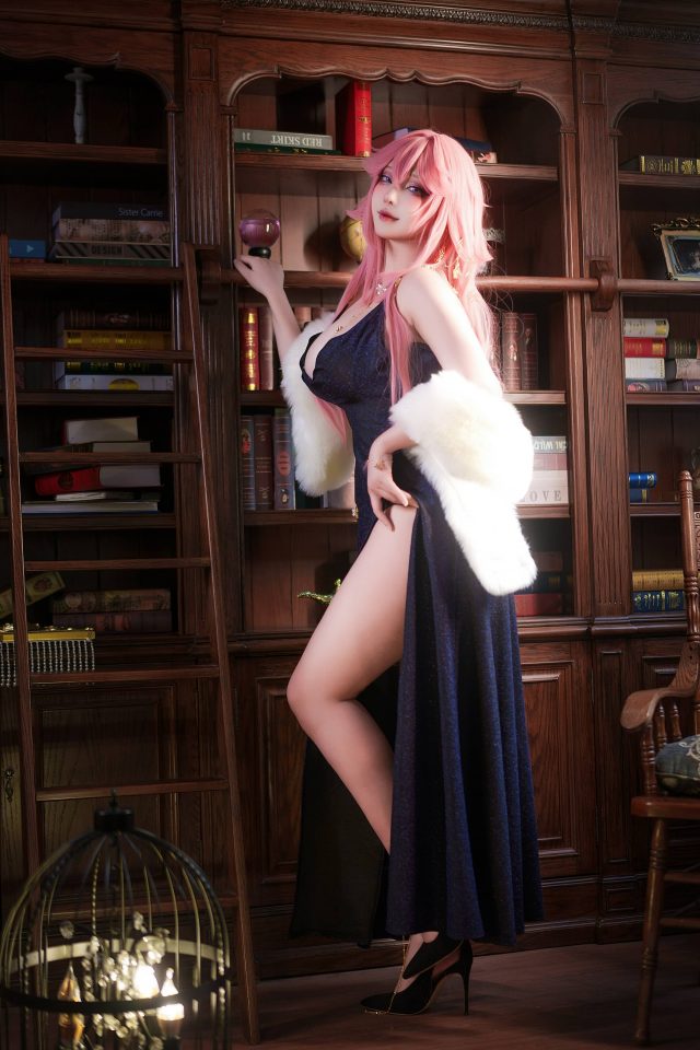 性感魅力的演绎：菌烨tako的“礼服版”八重神子COSPLAY插图1