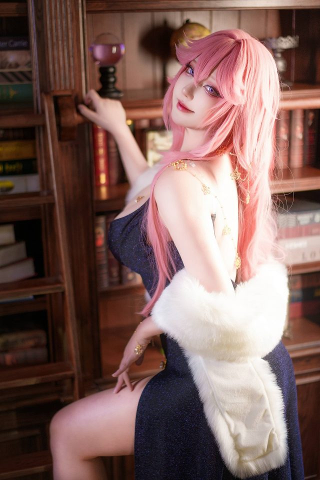 性感魅力的演绎：菌烨tako的“礼服版”八重神子COSPLAY插图4