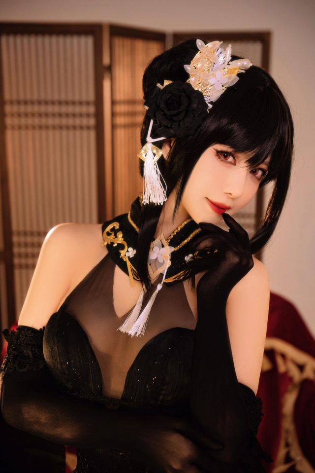 Shika小鹿鹿cos《碧蓝航线》镇海，黑色蕾丝旗袍大放异彩(shika小鹿鹿知乎)插图5