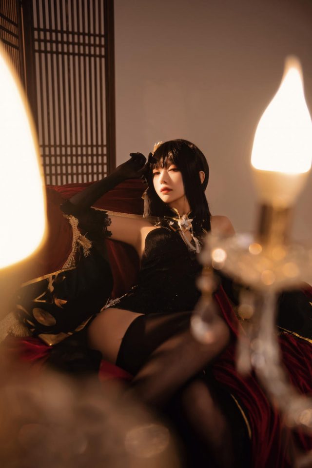 Shika小鹿鹿cos《碧蓝航线》镇海，黑色蕾丝旗袍大放异彩(shika小鹿鹿知乎)插图