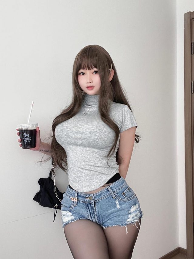 娇俏甜美的coser依酱：大胆展示其性感迷人的欧派COSPLAY插图