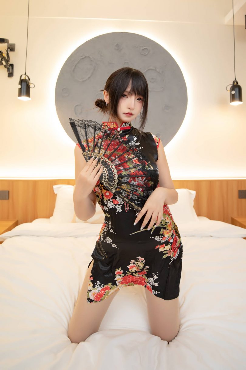 神楽坂真冬cos_古典旗袍 | 神楽坂真冬_古典旗袍+肉色丝袜cos [75P2V-257MB]