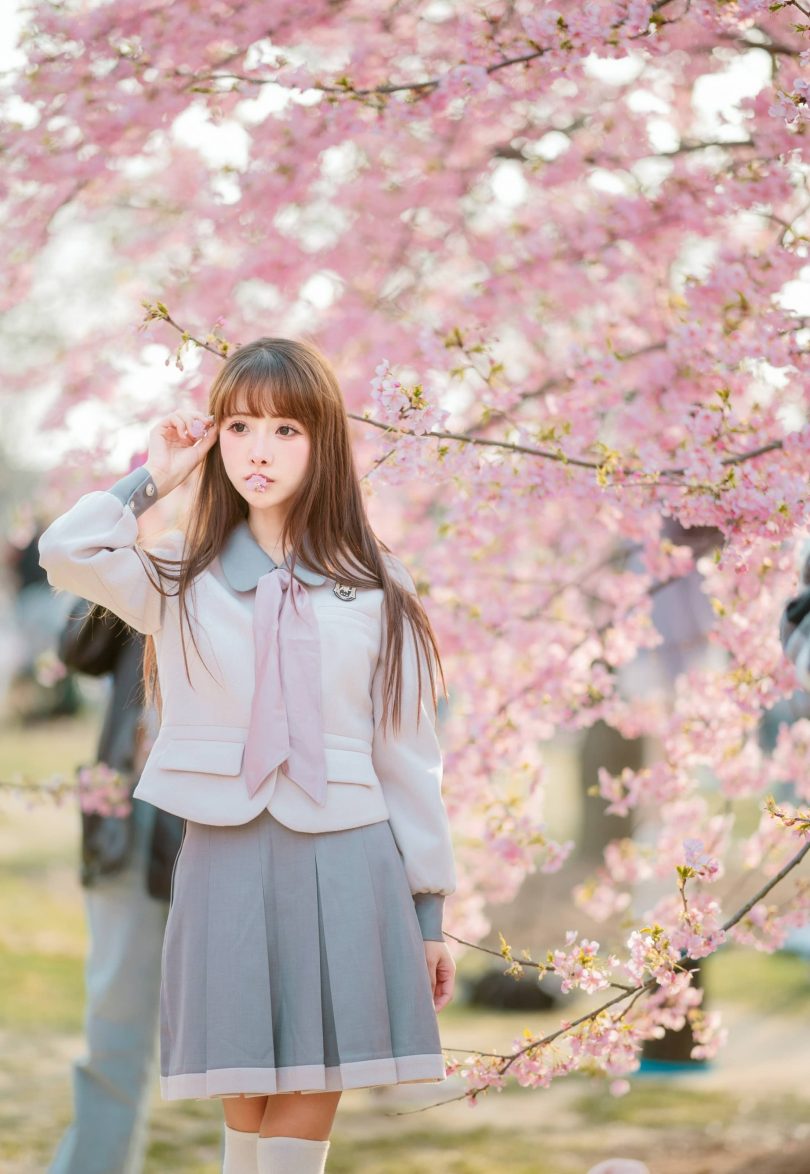 紫氯氯cos JK少女 | 紫氯氯_樱花下的JK少女cos作品 [18P-76MB]插图