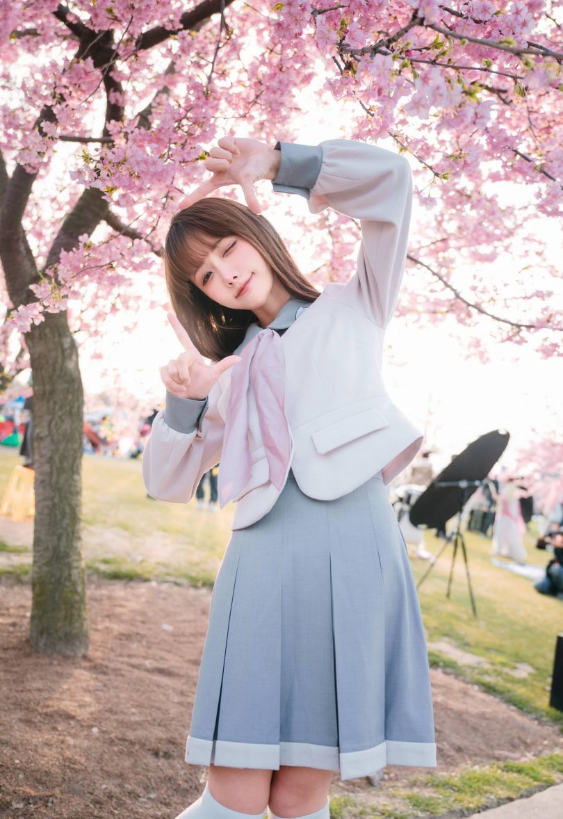 紫氯氯cos JK少女 | 紫氯氯_樱花下的JK少女cos作品 [18P-76MB]