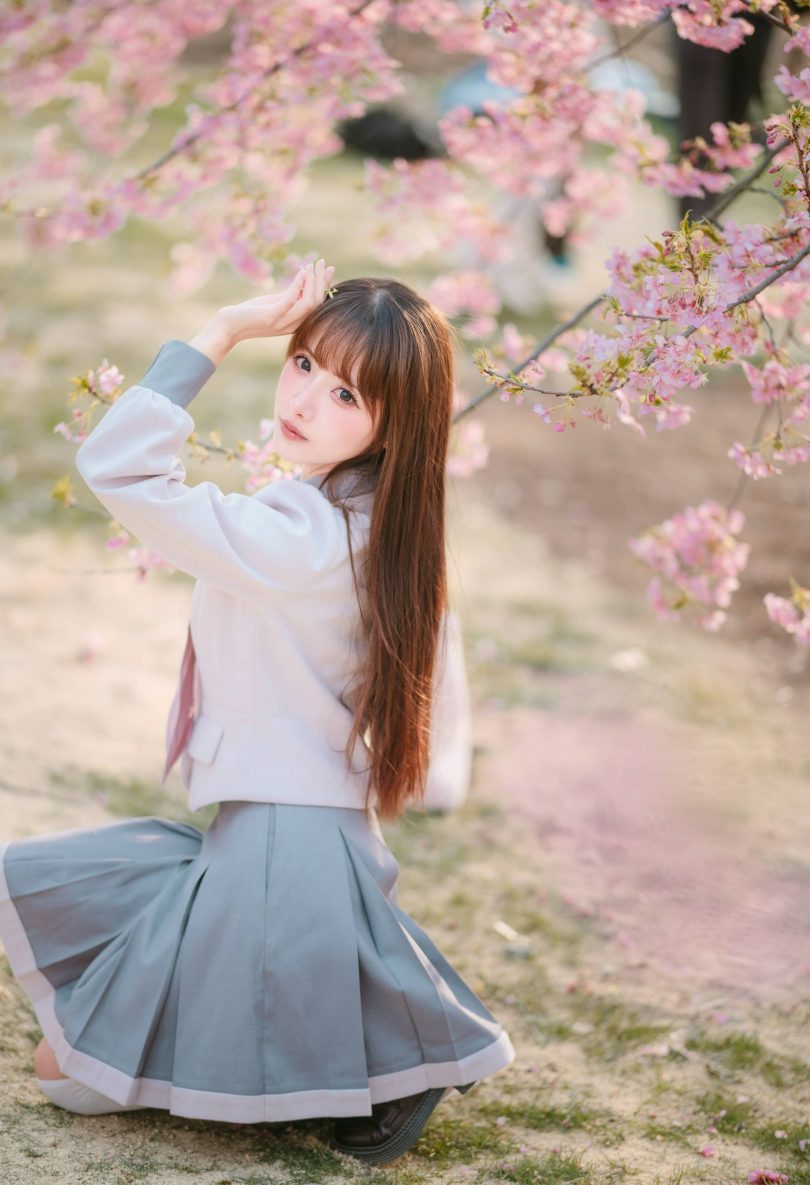 紫氯氯cos JK少女 | 紫氯氯_樱花下的JK少女cos作品 [18P-76MB]