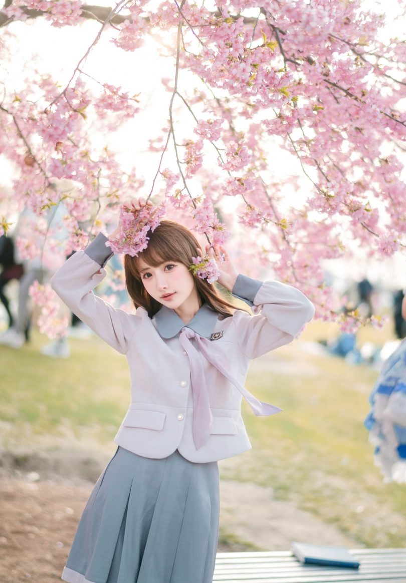紫氯氯cos JK少女 | 紫氯氯_樱花下的JK少女cos作品 [18P-76MB]
