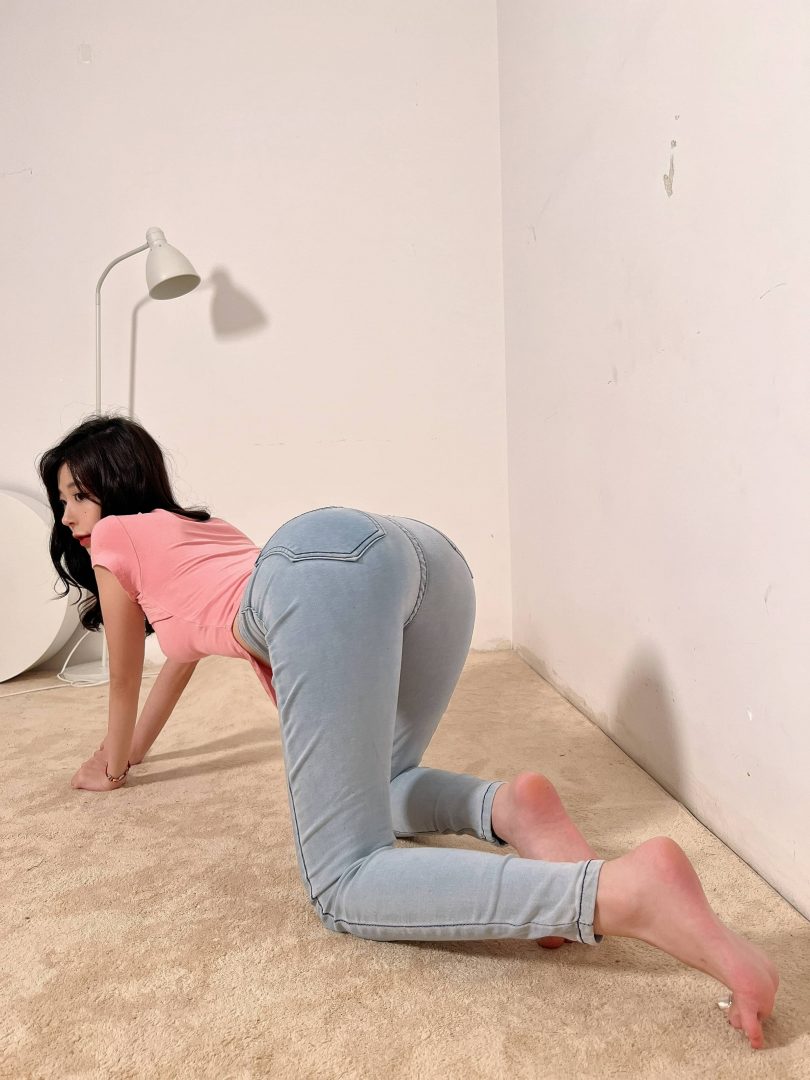 陈妮妮UNI cos作品 | 陈妮妮UNI_牛仔短裤外的身材cos图集 [11P-49MB](陈妮妮是谁)插图