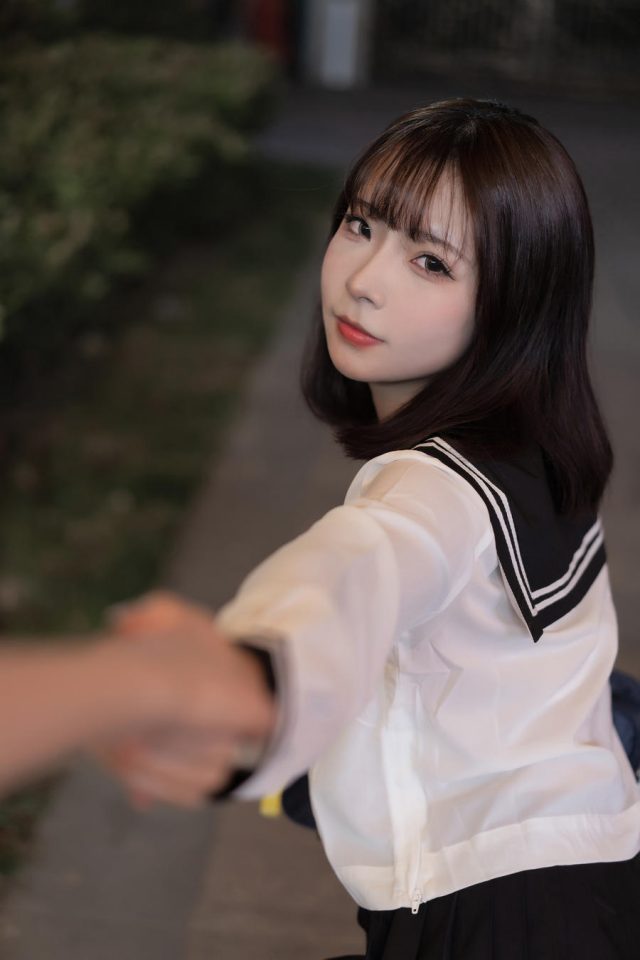 重温青涩岁月，coser yuuhui玉汇的校园女神双面魅力解析(重温青涩岁月)插图1