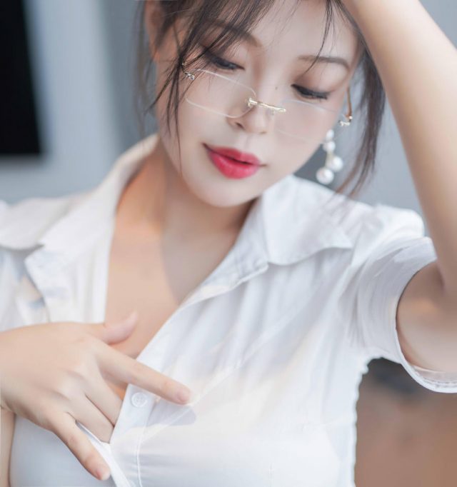 职场风情，不止于美艳：coser 白烨妹纸OL制服的完美演绎(职场风是什么意思)插图5