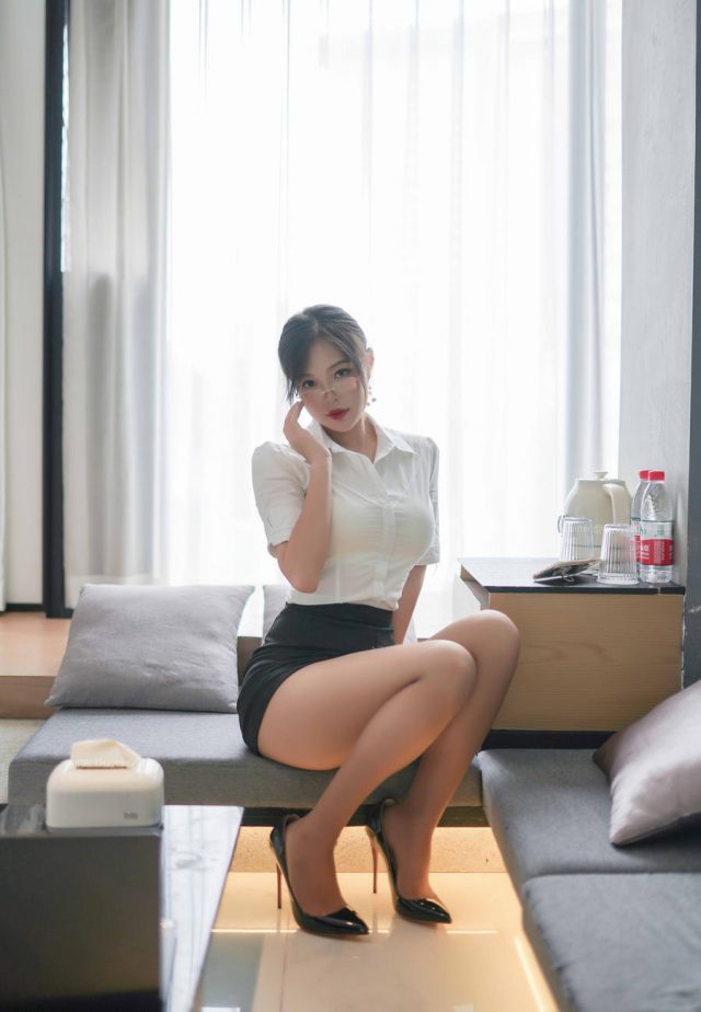 职场风情，不止于美艳：coser 白烨妹纸OL制服的完美演绎(职场风是什么意思)插图1