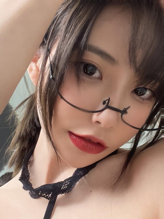 眼神勾魂，身材惊艳！探秘coser“陈妮妮UNI”的艺术之旅(眼神勾人的明星)插图5