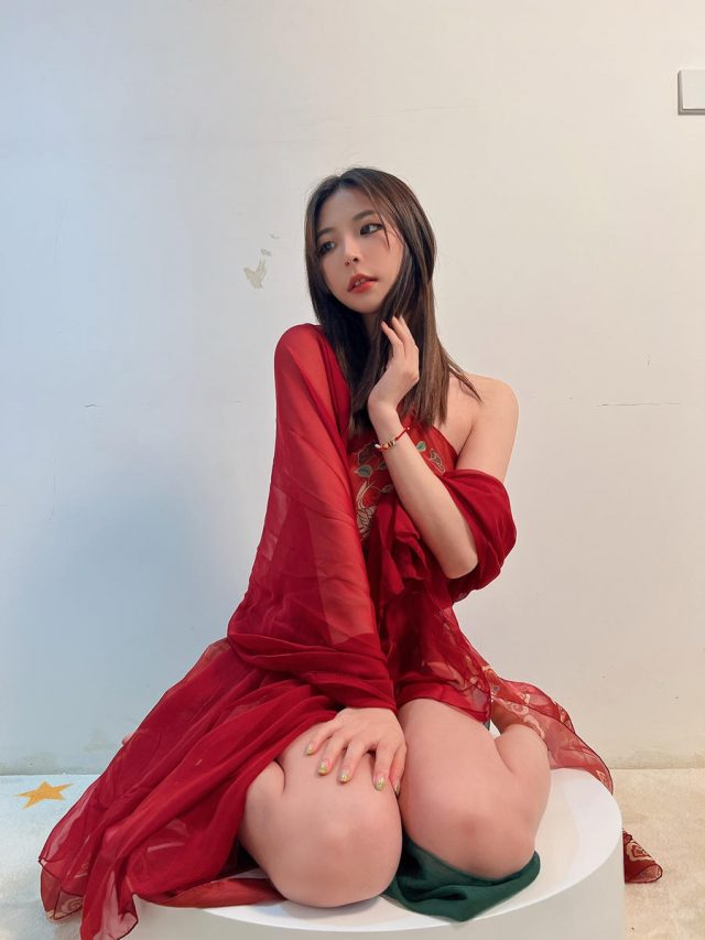 眼神勾魂，身材惊艳！探秘coser“陈妮妮UNI”的艺术之旅(眼神勾人的明星)插图1
