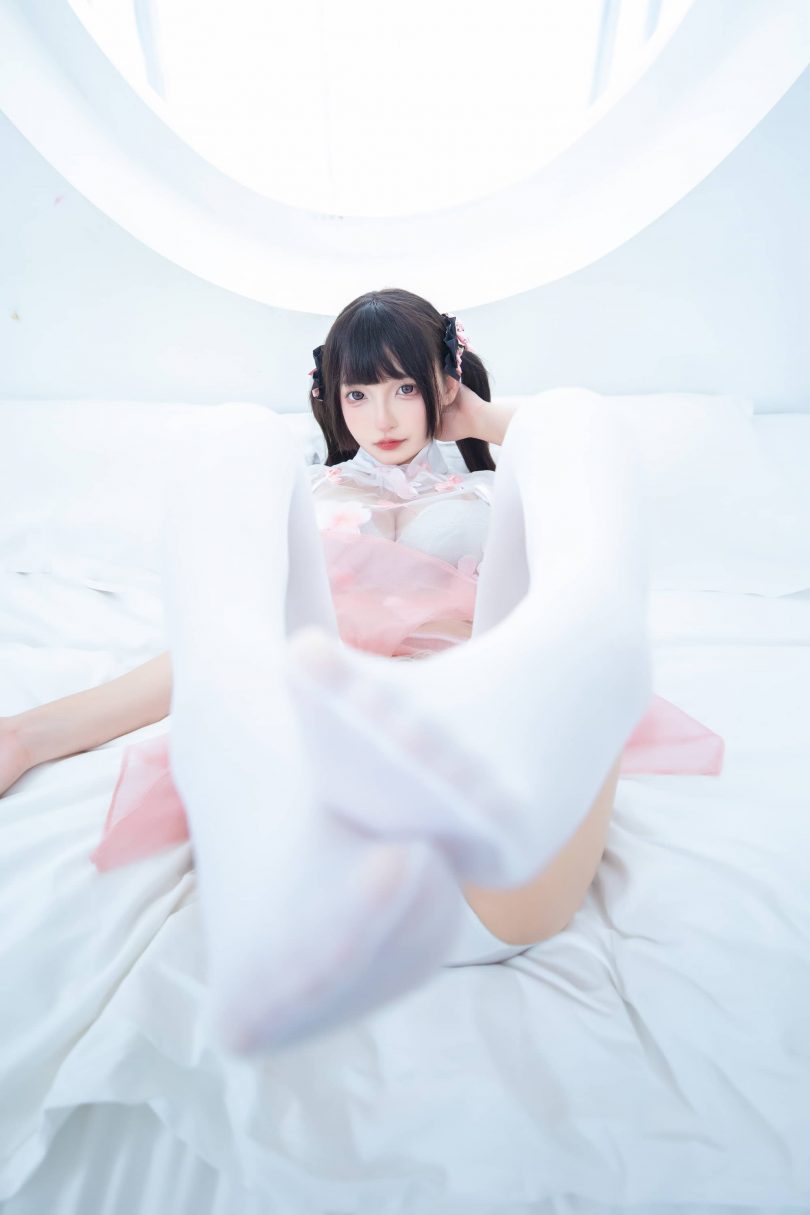神楽坂真冬cos_蜜桃雪糕 | 神楽坂真冬_蜜桃雪糕·白色丝袜cos [75P2V-424MB]插图4