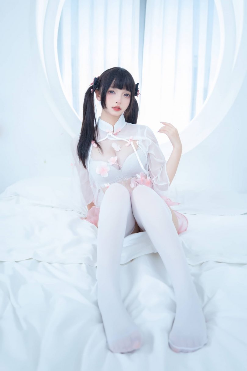 神楽坂真冬cos_蜜桃雪糕 | 神楽坂真冬_蜜桃雪糕·白色丝袜cos [75P2V-424MB]插图3
