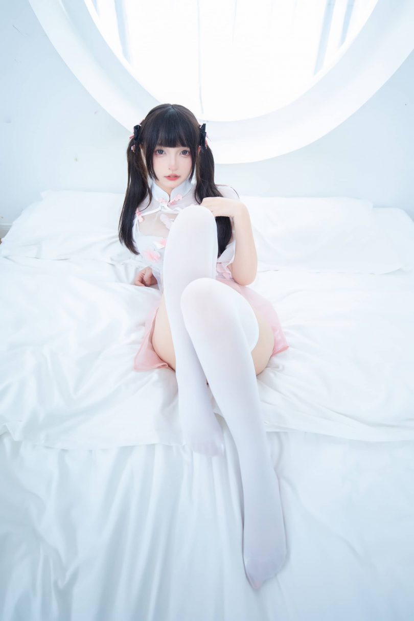 神楽坂真冬cos_蜜桃雪糕 | 神楽坂真冬_蜜桃雪糕·白色丝袜cos [75P2V-424MB]插图2