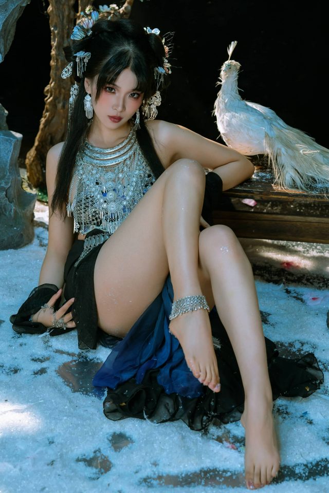 探秘苗疆：coser轩萧学姐与云溪溪带你体验异域风情