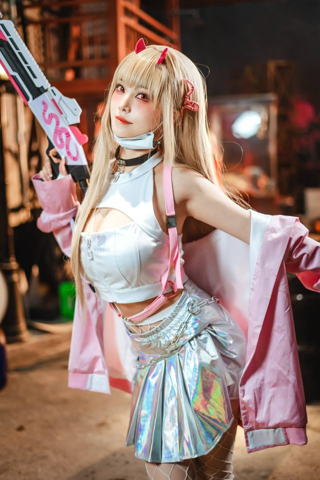 蜜汁猫裘《妮姬》毒蛇COS，完美再现火力型角色的魅力插图5