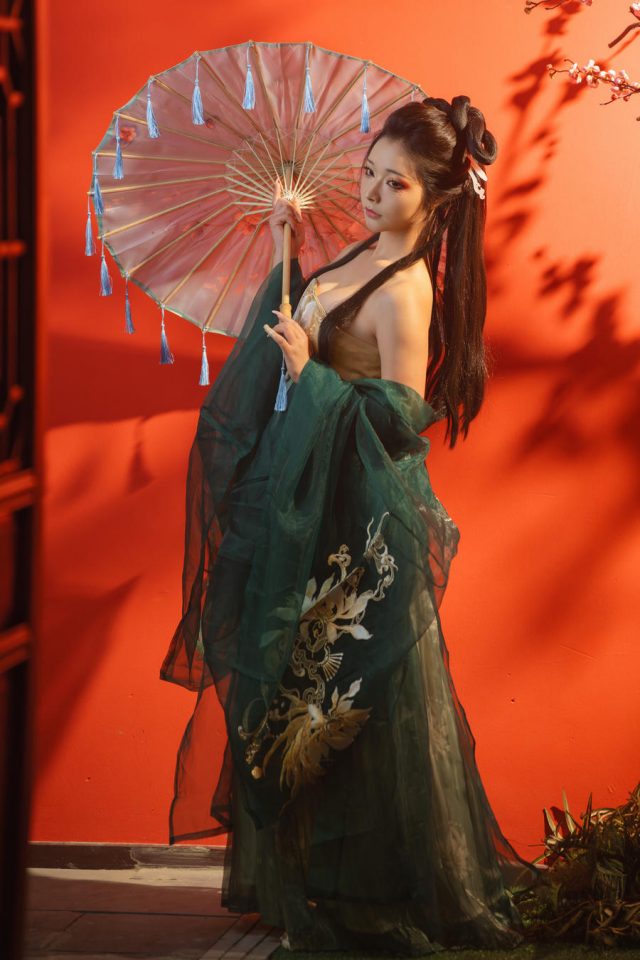 yuuhui玉汇COS图集：“孤独中的亲密”穿梭情感世界