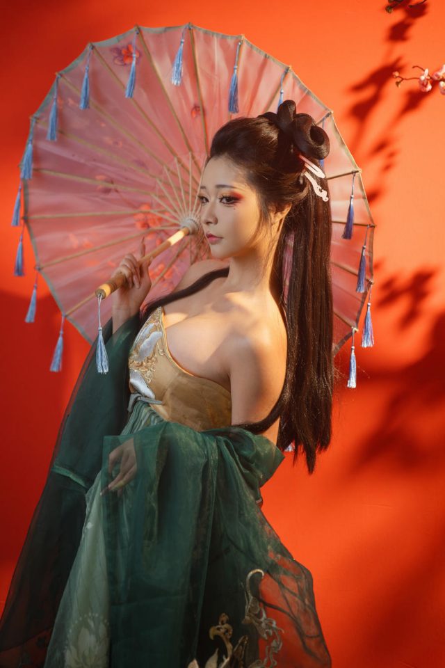 yuuhui玉汇COS图集：“孤独中的亲密”穿梭情感世界